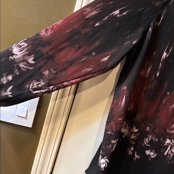 Chic Black and burgundy Women's Blouse Simply Vera. No call outs. Like new. - Picture 2 of 7